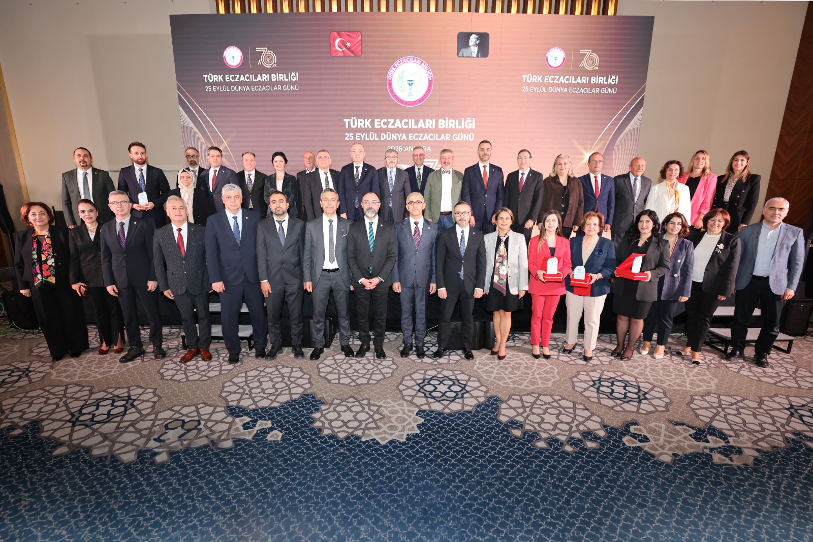 TÜRK ECZACILARI BİRLİĞİ ECZACILIK AKADEMİSİ 2026 YILI BİLİM, HİZMET VE TEŞVİK ÖDÜLLERİ İLE PROF.DR. MEKİN TANKER ONUR ÖDÜLÜ VE DEĞER KATAN ECZACI ÖDÜLÜ SAHİPLERİNE SUNULDU