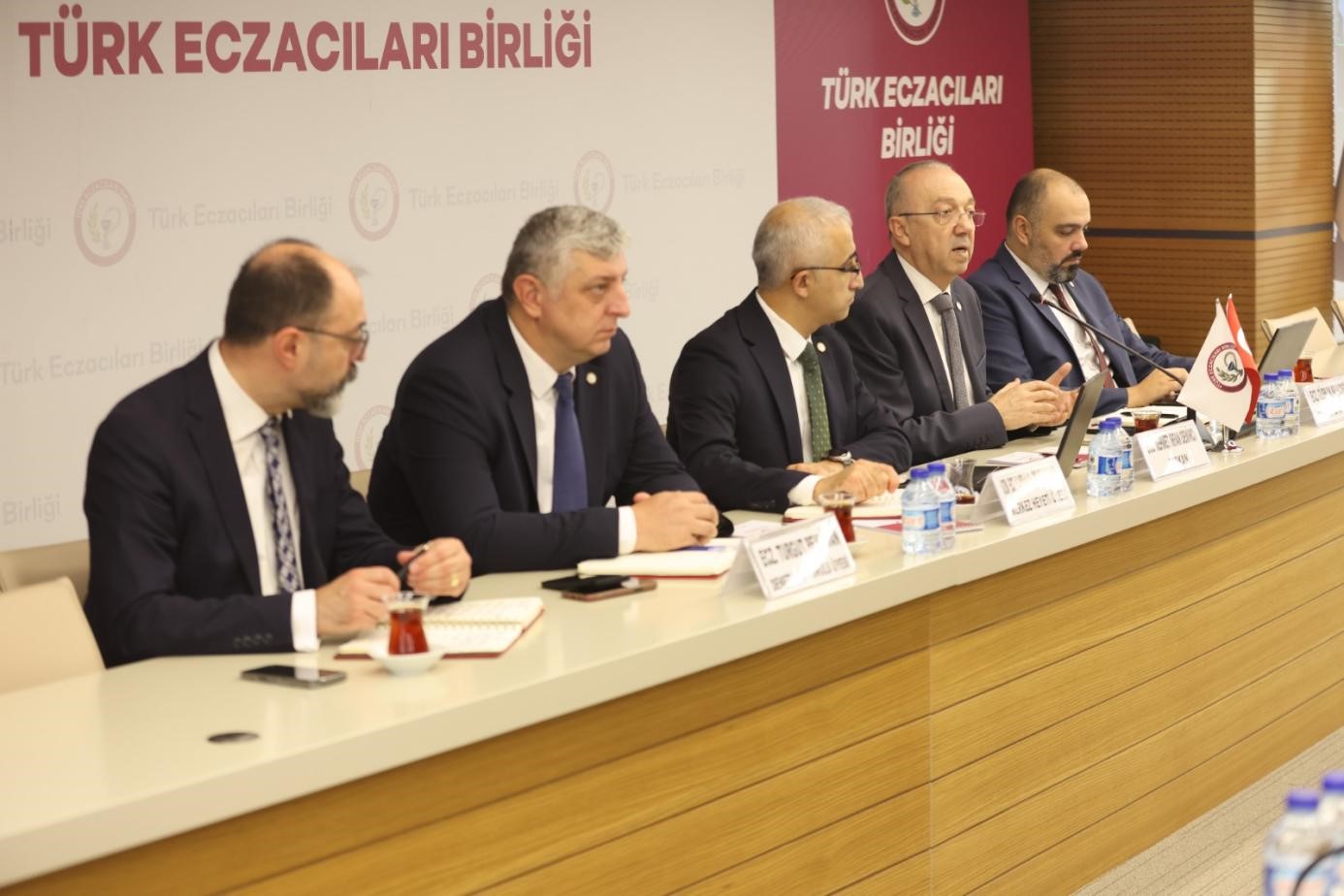 Toplum Eczanelerinde Birinci Basamak Sağlık Hizmetlerinin Geliştirilmesi Komisyonu Toplandı